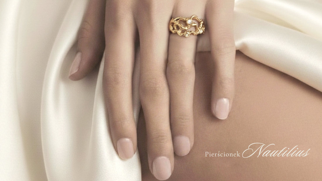 nautilius  złoty na dłoni